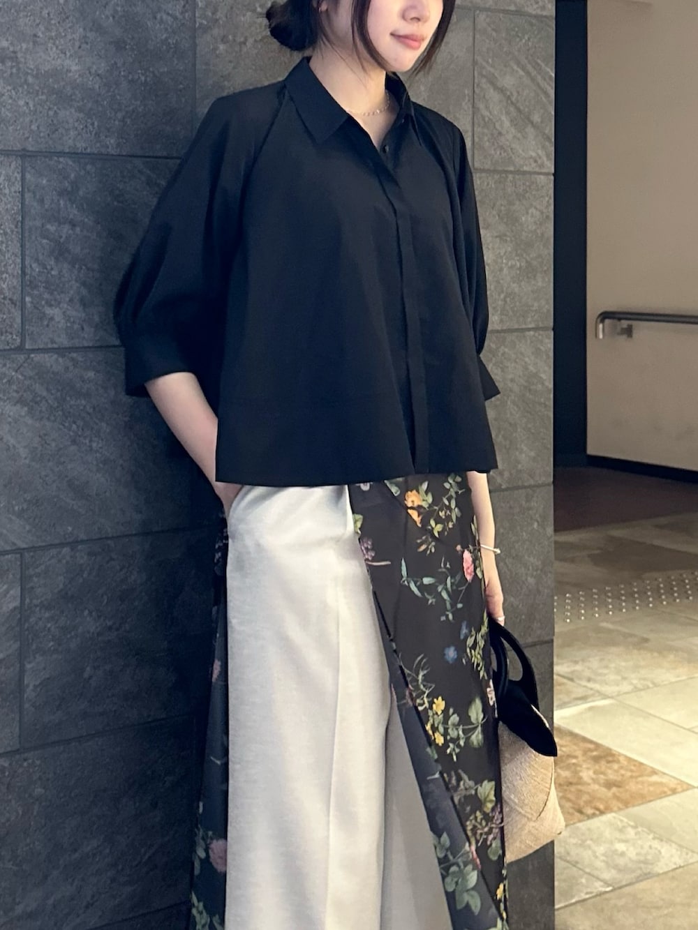 ブラック系のシャツ/ブラウス、ベージュ系のその他パンツ、ベージュ系のショルダーバッグを着用したレディースの夏コーディネートの5枚目の写真