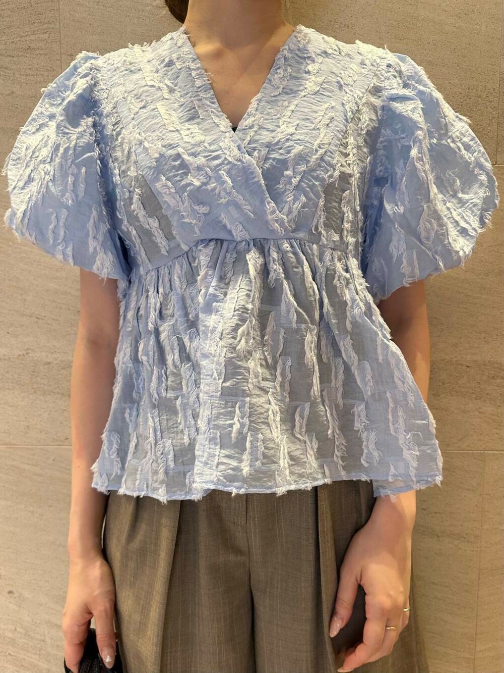 ブラウン系のその他パンツ、ブルー系のシャツ/ブラウスを着用したレディースの夏コーディネートの5枚目の写真