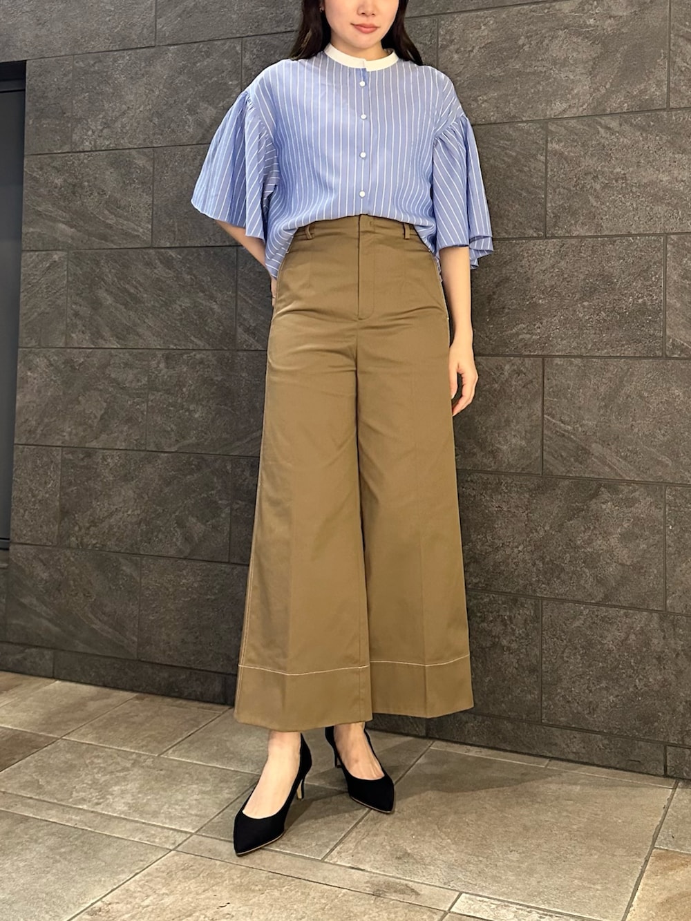 ブルー系のシャツ/ブラウス、ブラウン系のその他パンツを着用したレディースの春コーディネートの3枚目の写真