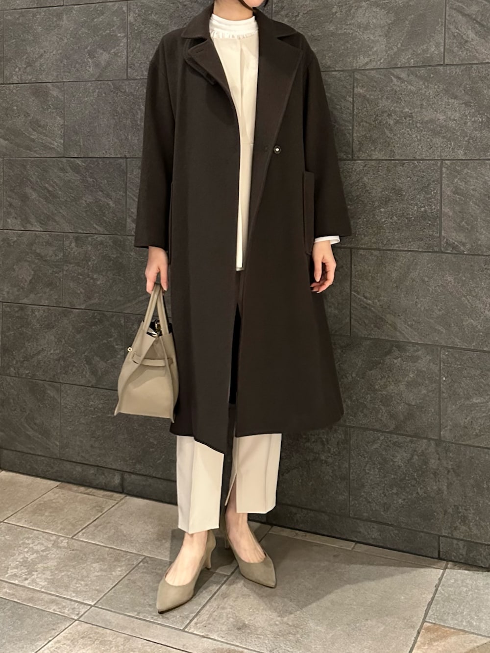 ホワイト系のセットアップ、ベージュ系のトートバッグ、ブラウン系のその他アウターを着用したレディースの冬コーディネートの6枚目の写真