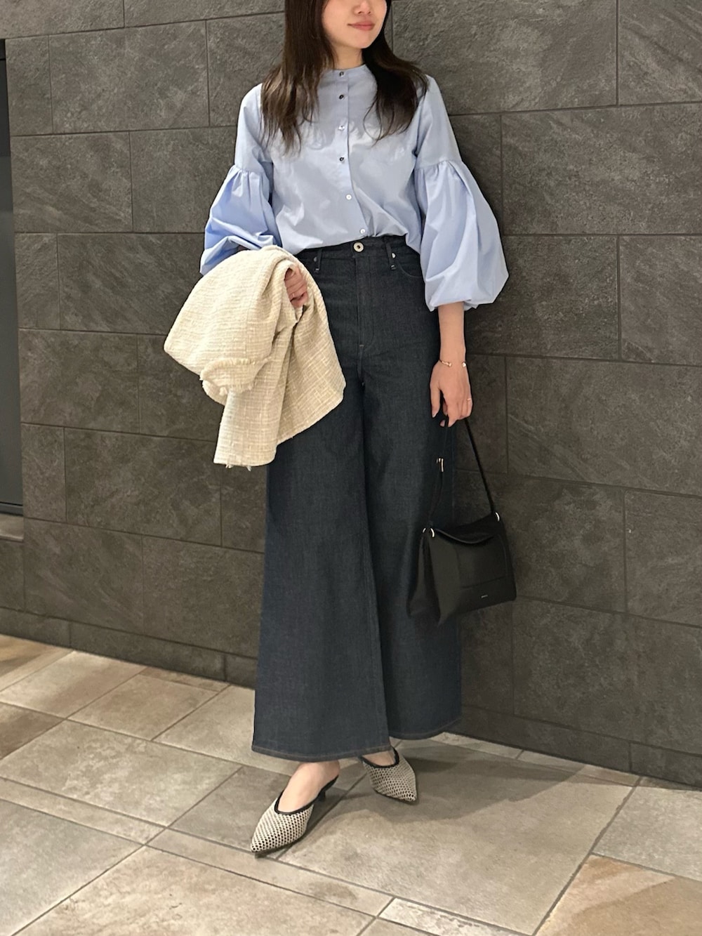 ブルー系のシャツ/ブラウス、ブルー系のデニムパンツ、ベージュ系のベストを着用したレディースの冬コーディネートの3枚目の写真