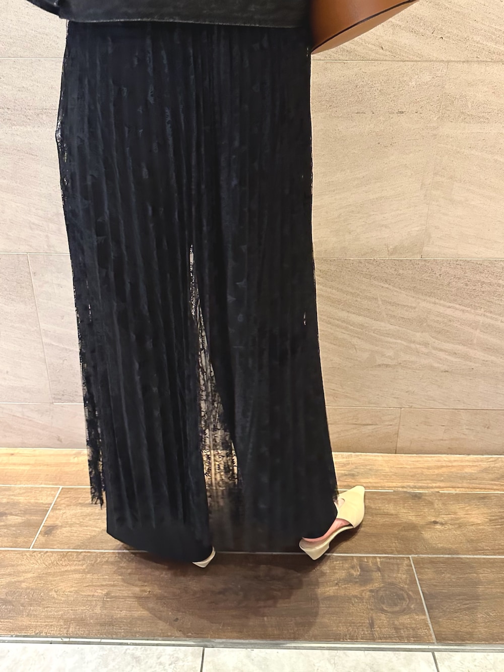 ブラック系のデニムジャケット、ホワイト系のTシャツ/カットソー、ブラック系のスカートを着用したレディースの秋コーディネートの5枚目の写真