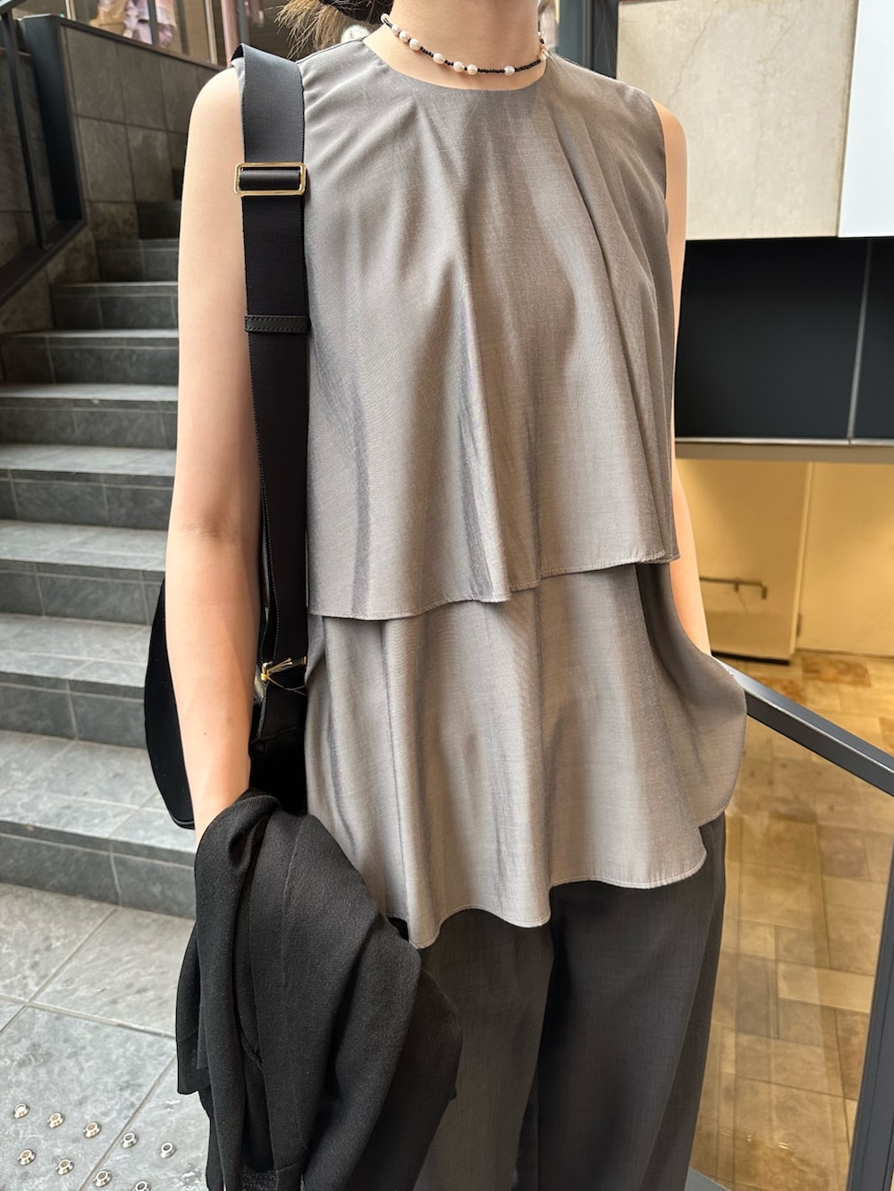 ブラック系のシャツ/ブラウス、グレー系のその他パンツ、ブラック系のショルダーバッグを着用したレディースの夏コーディネートの4枚目の写真