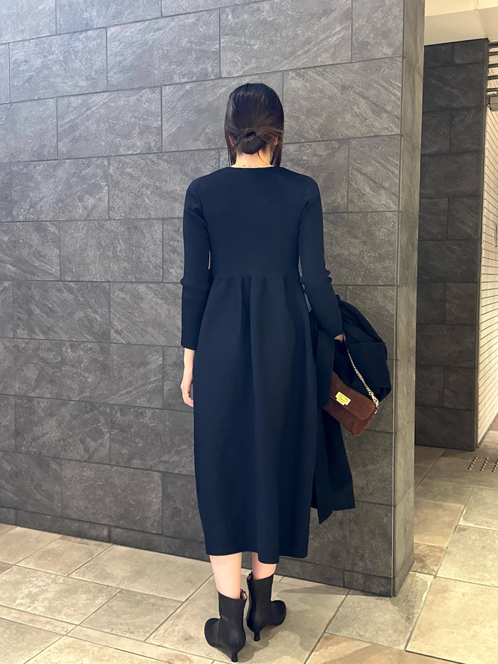 ブルー系のワンピース、ブラック系のその他アウター、ブラウン系のショルダーバッグを着用したレディースの秋コーディネートの7枚目の写真