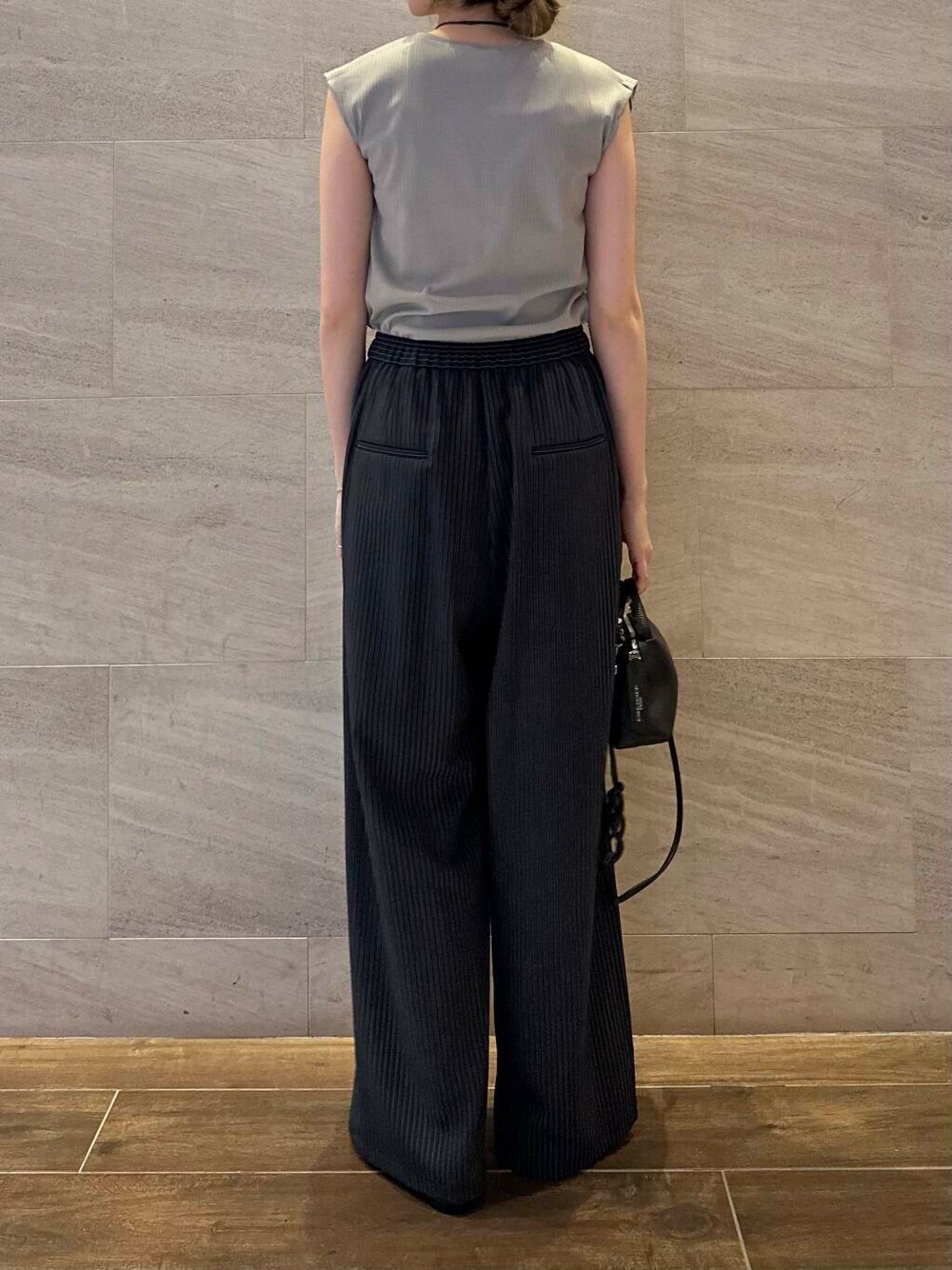 ベージュ系のTシャツ/カットソー、その他のその他パンツ、ブラック系のネックレスを着用したレディースの夏コーディネートの4枚目の写真