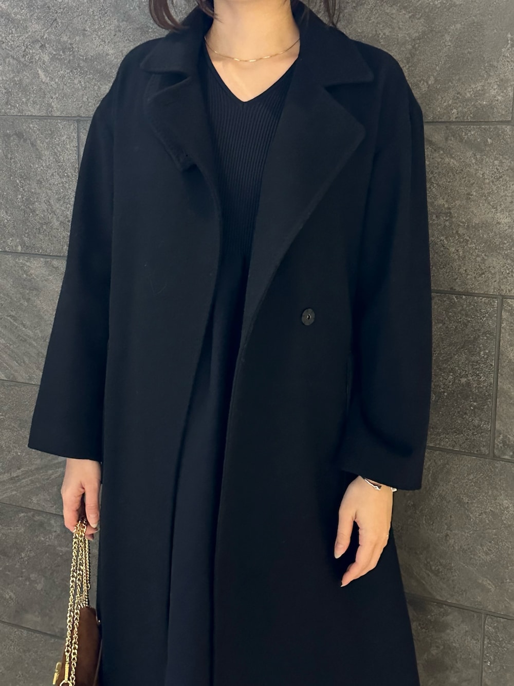 ブルー系のワンピース、ブラック系のその他アウター、ブラウン系のショルダーバッグを着用したレディースの秋コーディネートの4枚目の写真