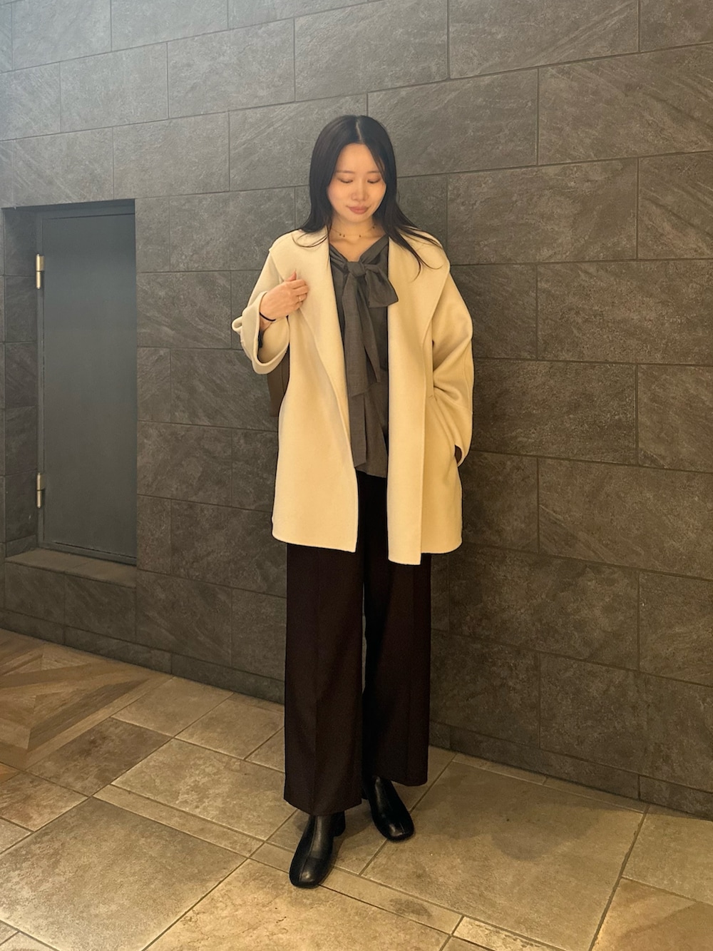 グレー系のシャツ/ブラウス、ブラウン系のその他パンツ、ブラック系のブーツを着用したレディースの秋コーディネートの3枚目の写真