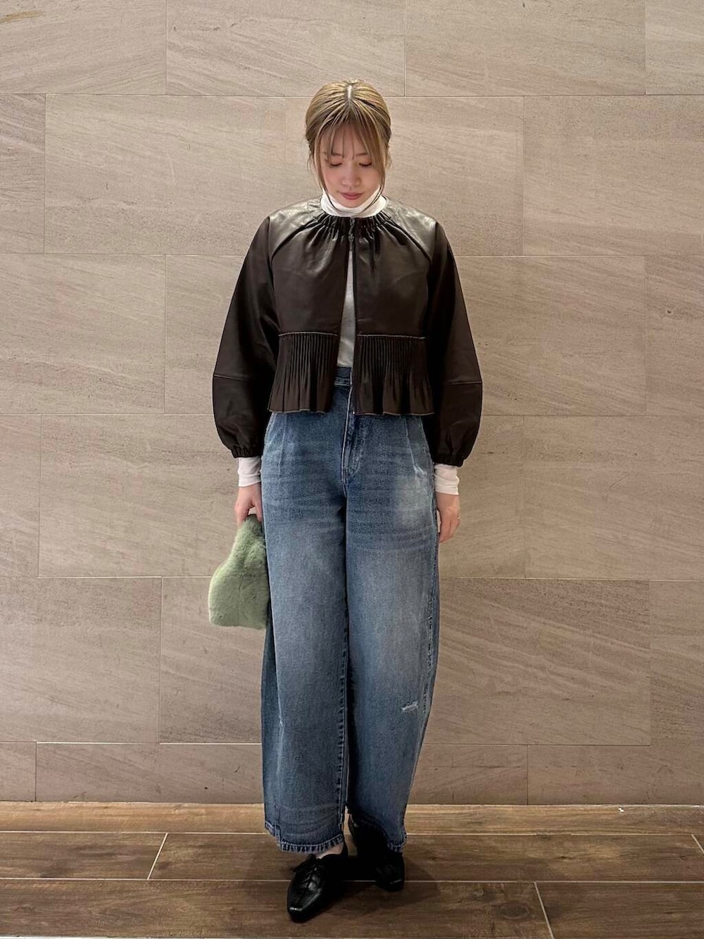 ブラック系のその他シューズ、ブルー系のデニムパンツ、ホワイト系のTシャツ/カットソーを着用したレディースの秋コーディネートの3枚目の写真