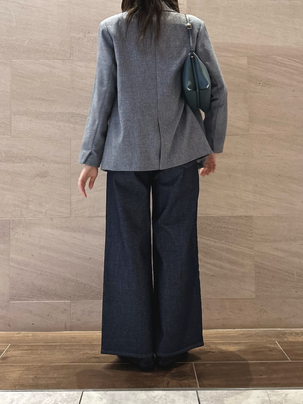 ブルー系のデニムパンツ、ブラウン系のTシャツ/カットソー、ブルー系のその他アウターを着用したレディースの秋コーディネートの3枚目の写真