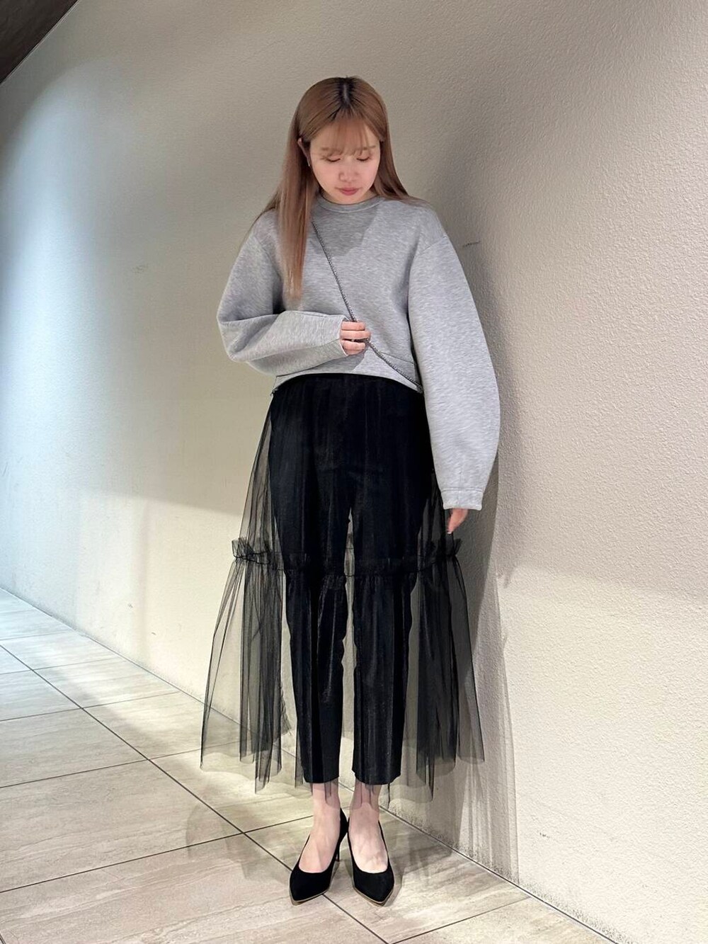 ブラック系のパンプス、シルバー系のショルダーバッグ、ブラック系のその他パンツを着用したレディースの秋コーディネートの3枚目の写真