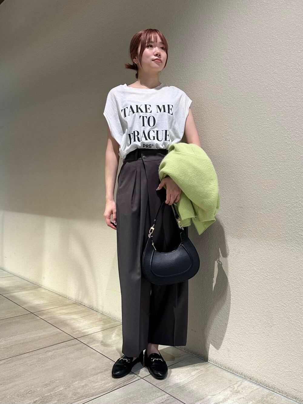 ブラック系のローファー、ホワイト系のTシャツ/カットソー、グレー系のその他パンツを着用したレディースの秋コーディネートの6枚目の写真