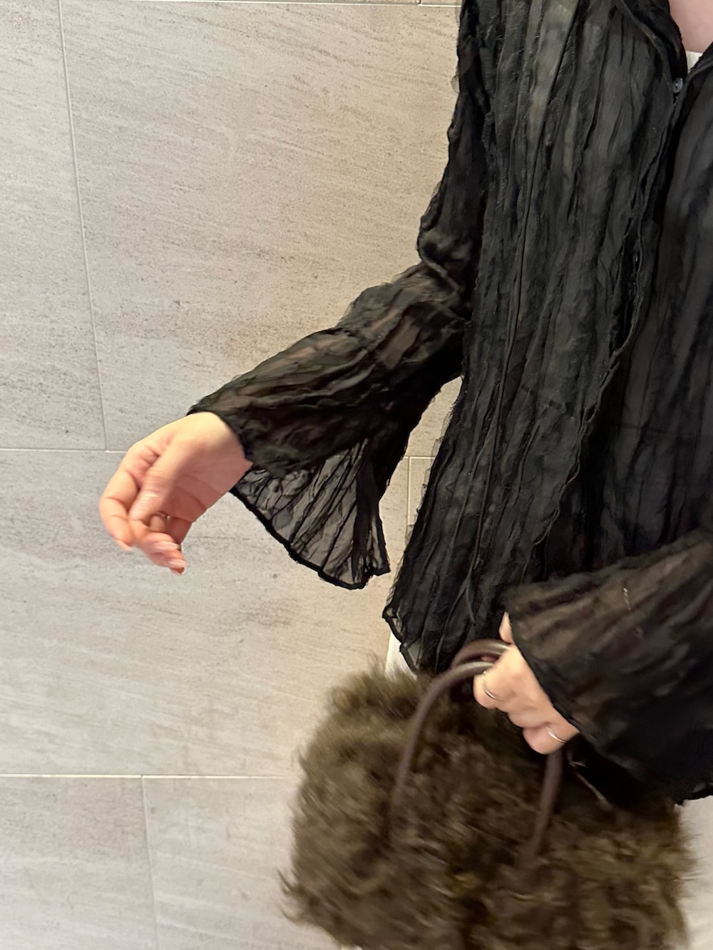 ブラック系のシャツ/ブラウス、ホワイト系のその他パンツ、ブラウン系のブーツを着用したレディースの秋コーディネートの4枚目の写真