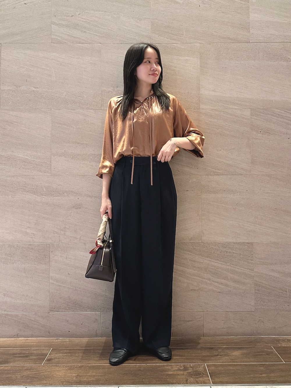 イエロー系のシャツ/ブラウス、ブルー系のその他パンツ、ブラウン系のショルダーバッグを着用したレディースの秋コーディネートの2枚目の写真