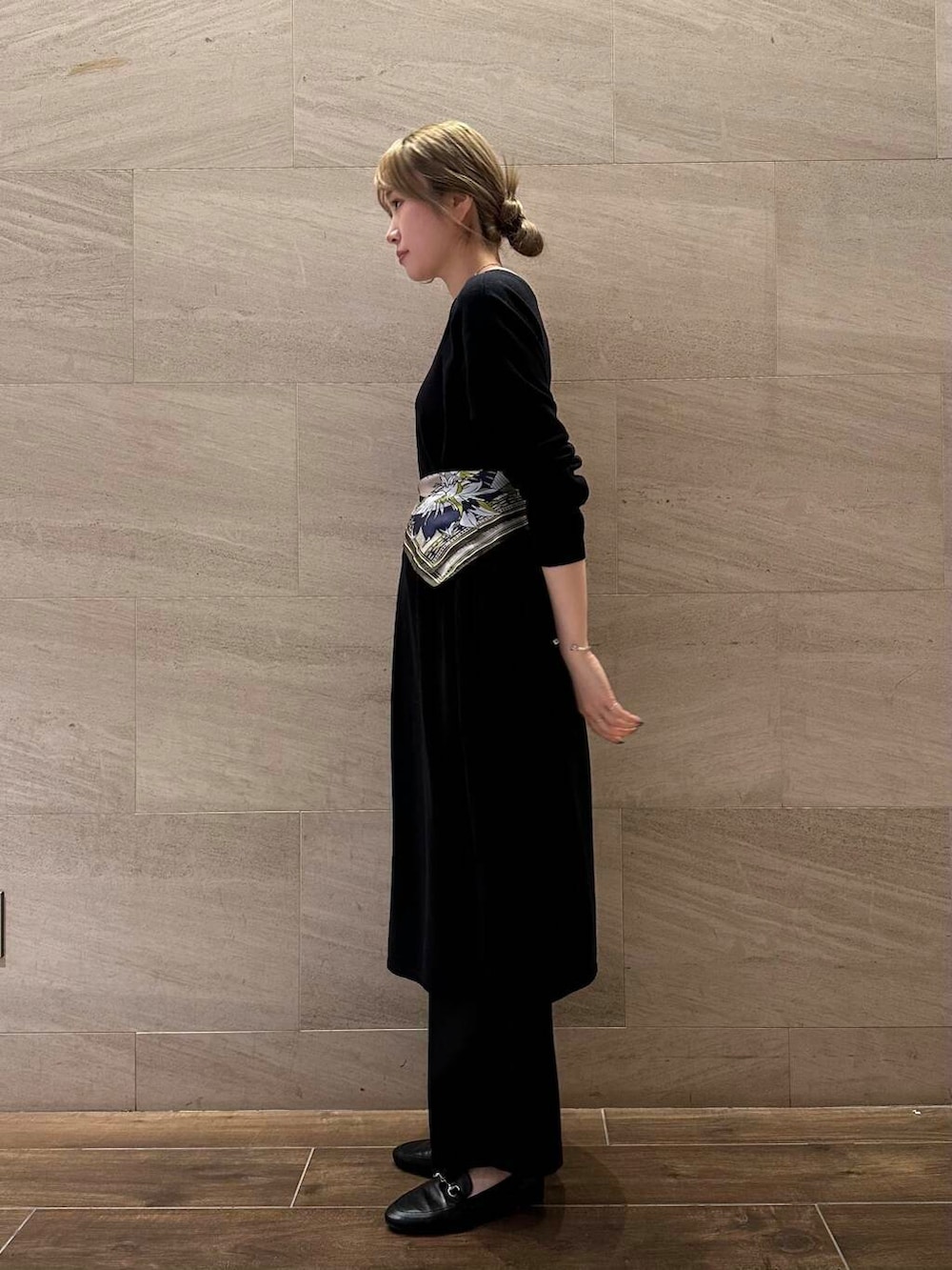 ブラック系のその他パンツ、ブルー系のワンピース、ブラック系のショルダーバッグを着用したレディースの秋コーディネートの3枚目の写真