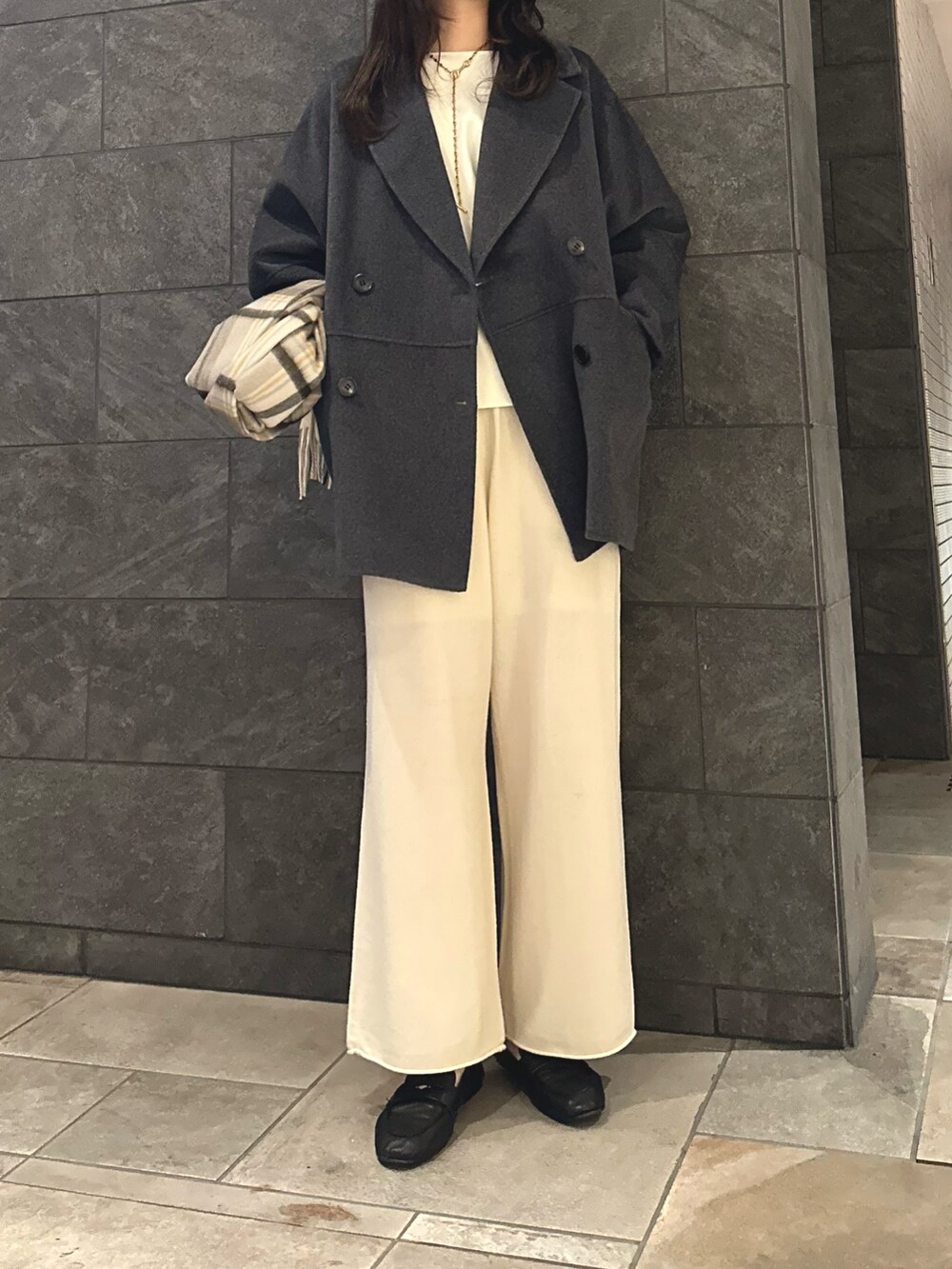 グレー系のピーコート、ホワイト系のシャツ/ブラウス、ホワイト系のその他パンツを着用したレディースの秋コーディネートの3枚目の写真