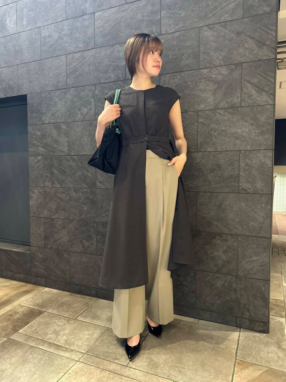 ブラック系のパンプス、ブラウン系のその他パンツ、グレー系のワンピースを着用したレディースの夏コーディネートの2枚目の写真