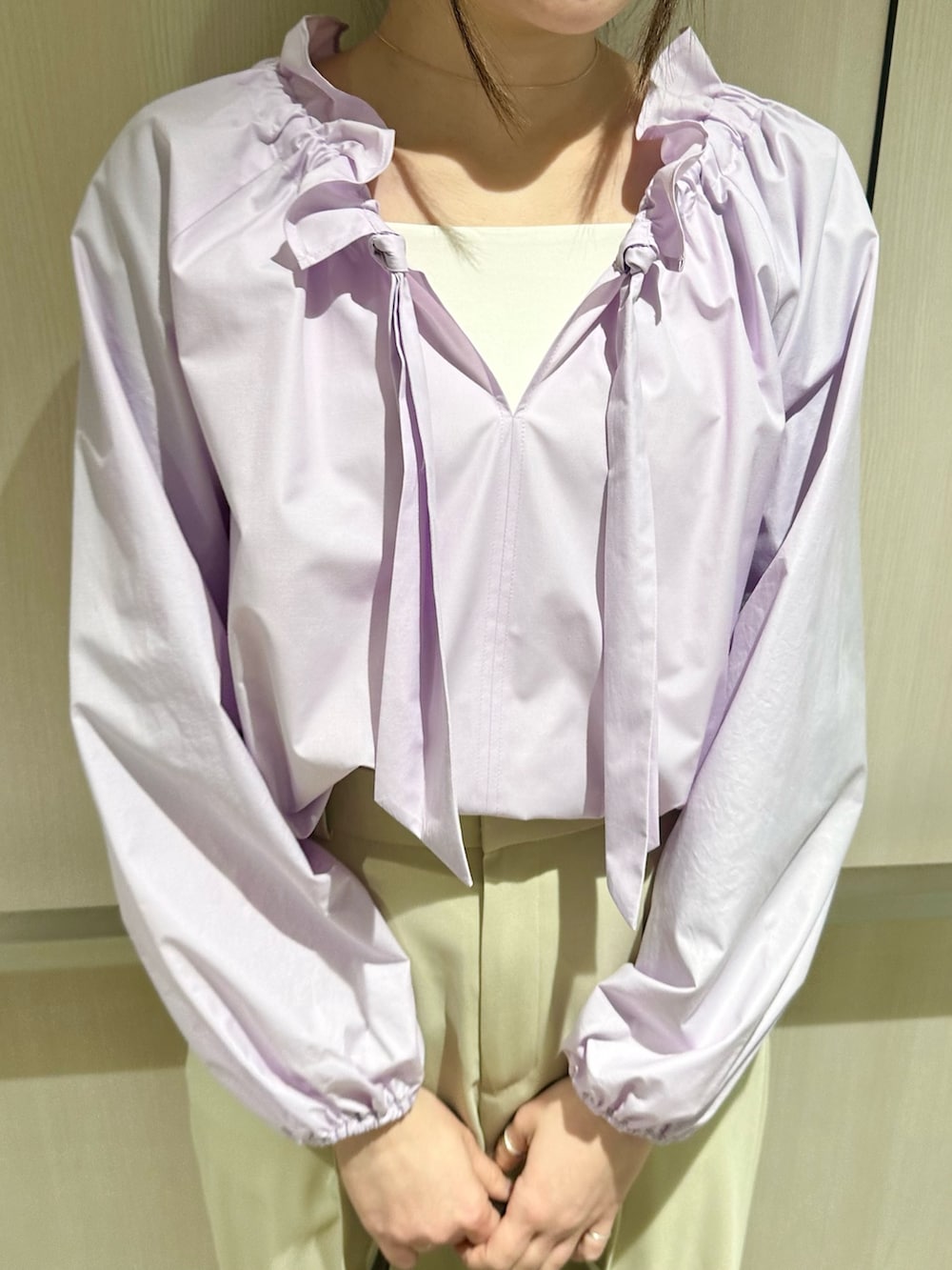 パープル系のシャツ/ブラウス、ベージュ系のその他パンツ、ホワイト系のキャミソールを着用したレディースの春コーディネートの5枚目の写真