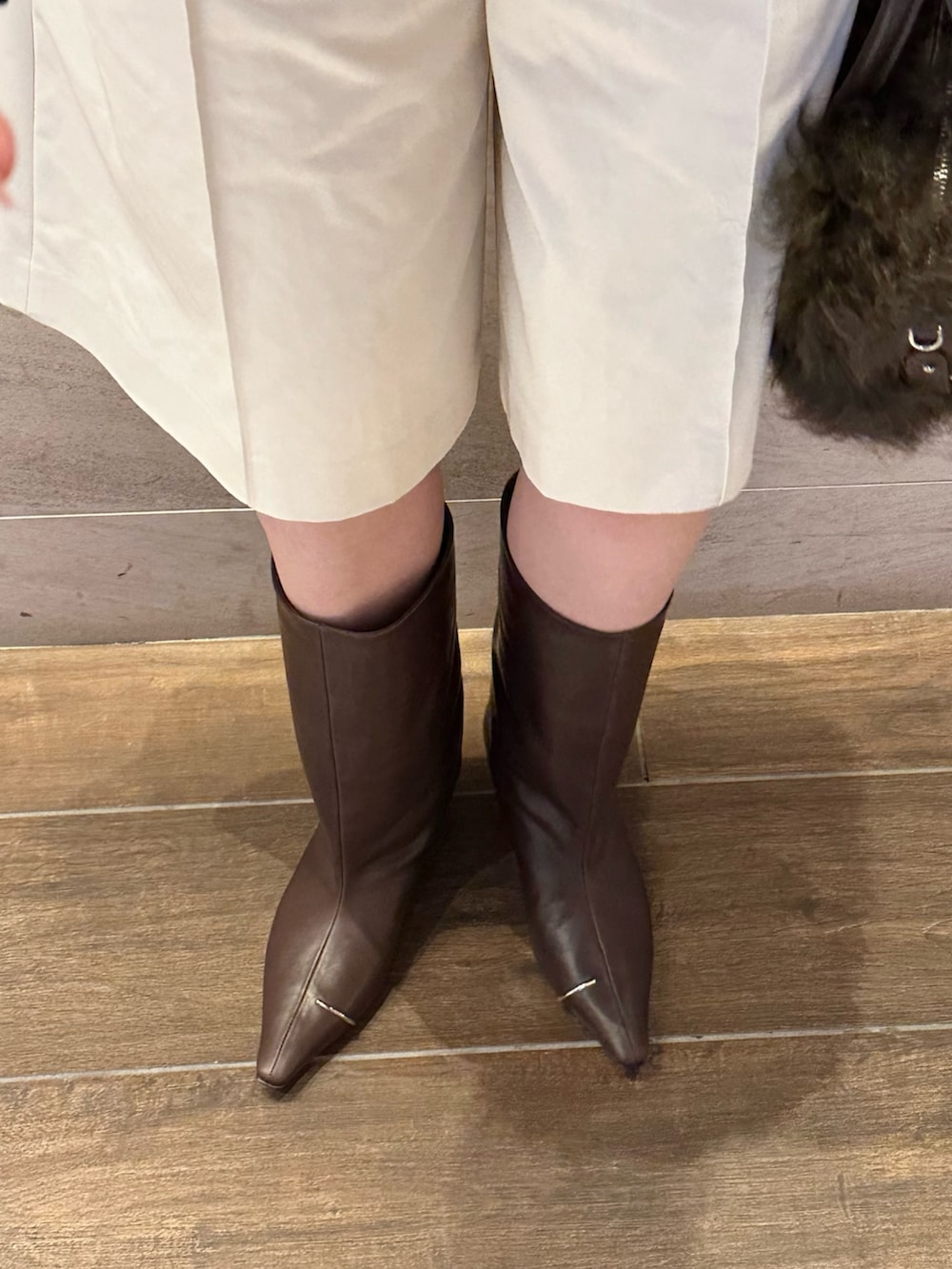 ブラック系のシャツ/ブラウス、ホワイト系のその他パンツ、ブラウン系のブーツを着用したレディースの秋コーディネートの5枚目の写真