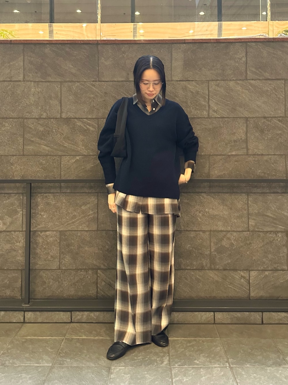 ブラック系のハンドバッグ、ブルー系のシャツ/ブラウス、ブルー系のスラックスを着用したレディースの秋コーディネートの4枚目の写真