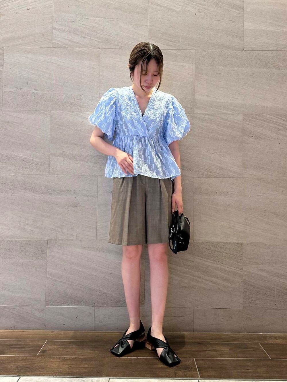 ブラウン系のその他パンツ、ブルー系のシャツ/ブラウスを着用したレディースの夏コーディネートの3枚目の写真