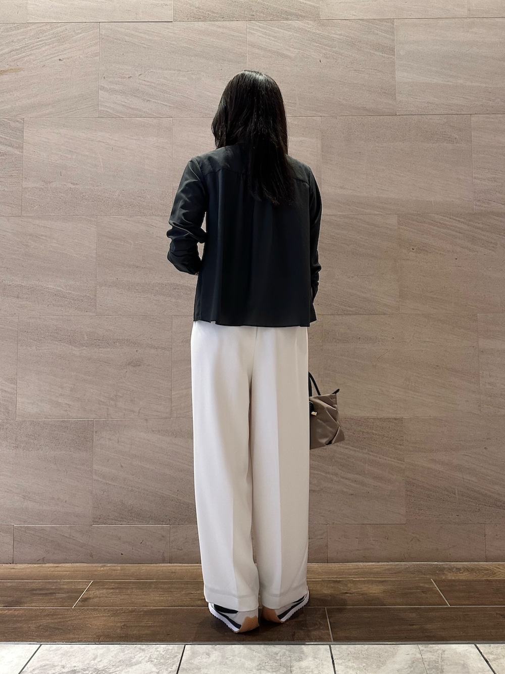 グレー系のシャツ/ブラウス、ホワイト系のその他パンツ、ホワイト系のスニーカーを着用したレディースの秋コーディネートの4枚目の写真