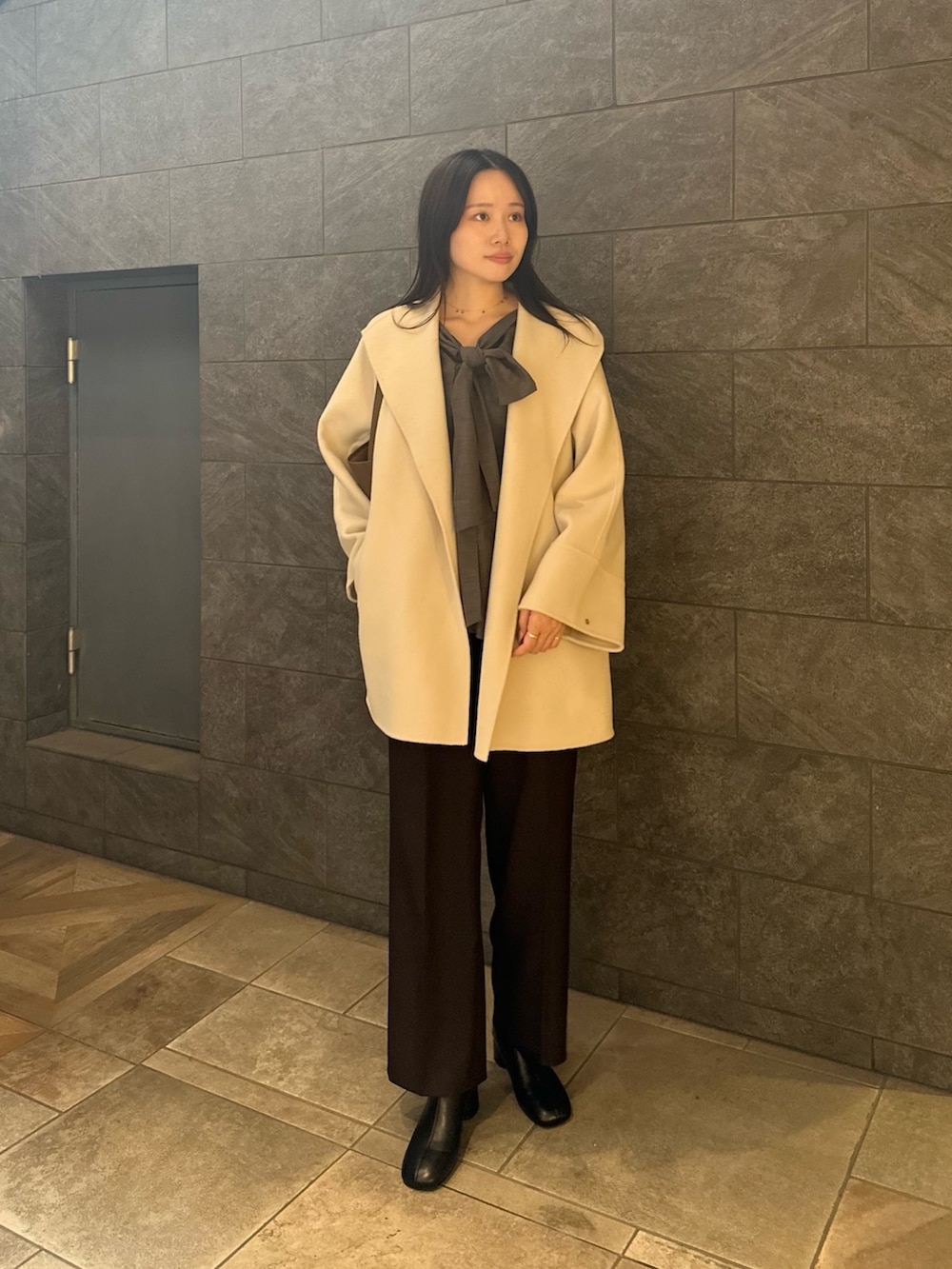 グレー系のシャツ/ブラウス、ブラウン系のその他パンツ、ブラック系のブーツを着用したレディースの秋コーディネートの2枚目の写真