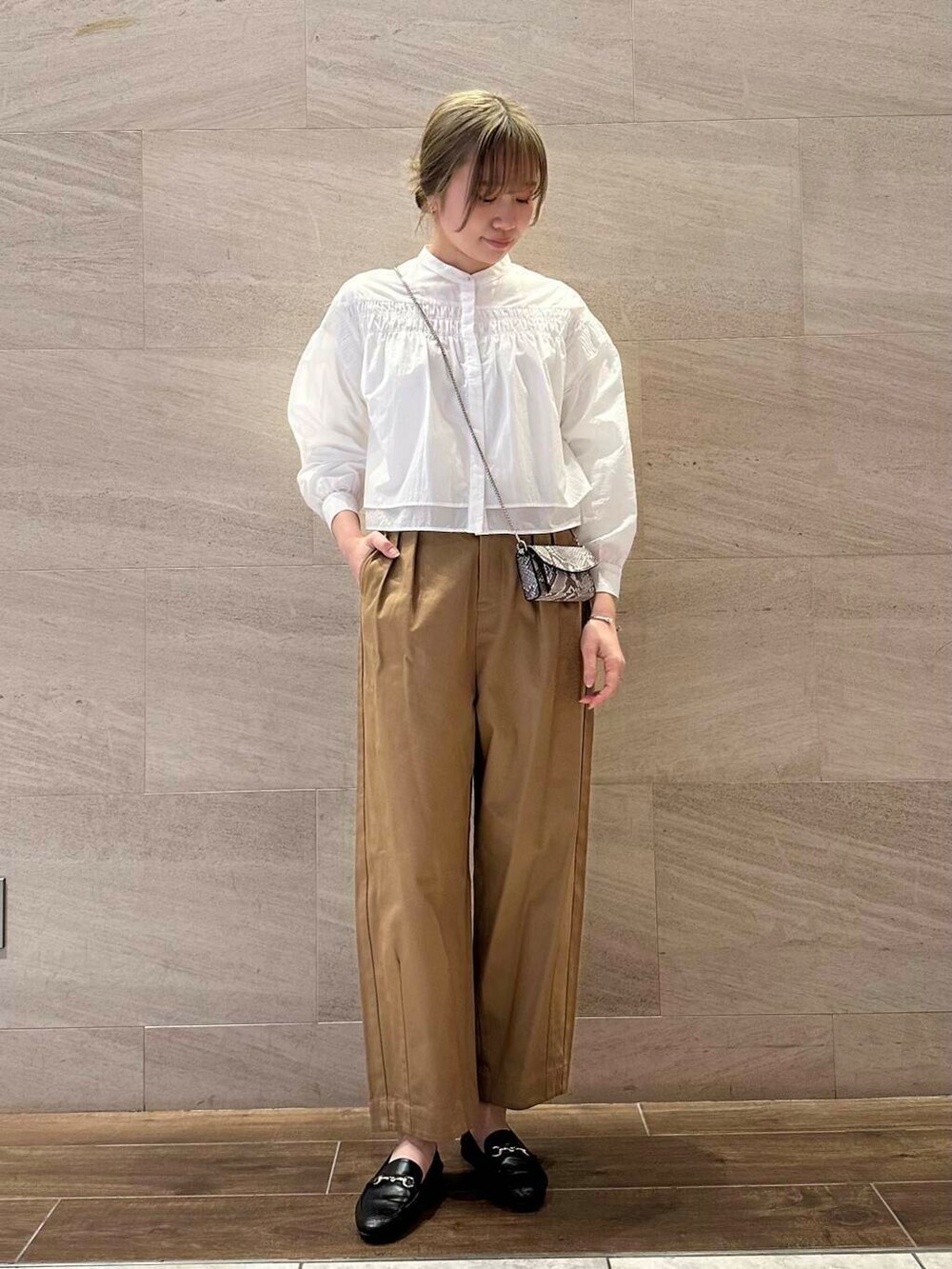 その他のショルダーバッグ、イエロー系のその他パンツ、ホワイト系のシャツ/ブラウスを着用したレディースの冬コーディネートの2枚目の写真