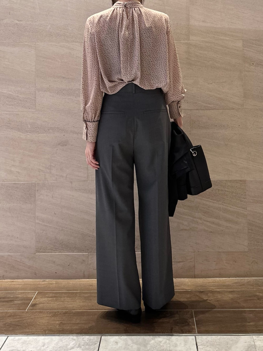 グレー系のその他パンツ、ブラック系のブルゾン、ブラック系のハンドバッグを着用したレディースの秋コーディネートの6枚目の写真