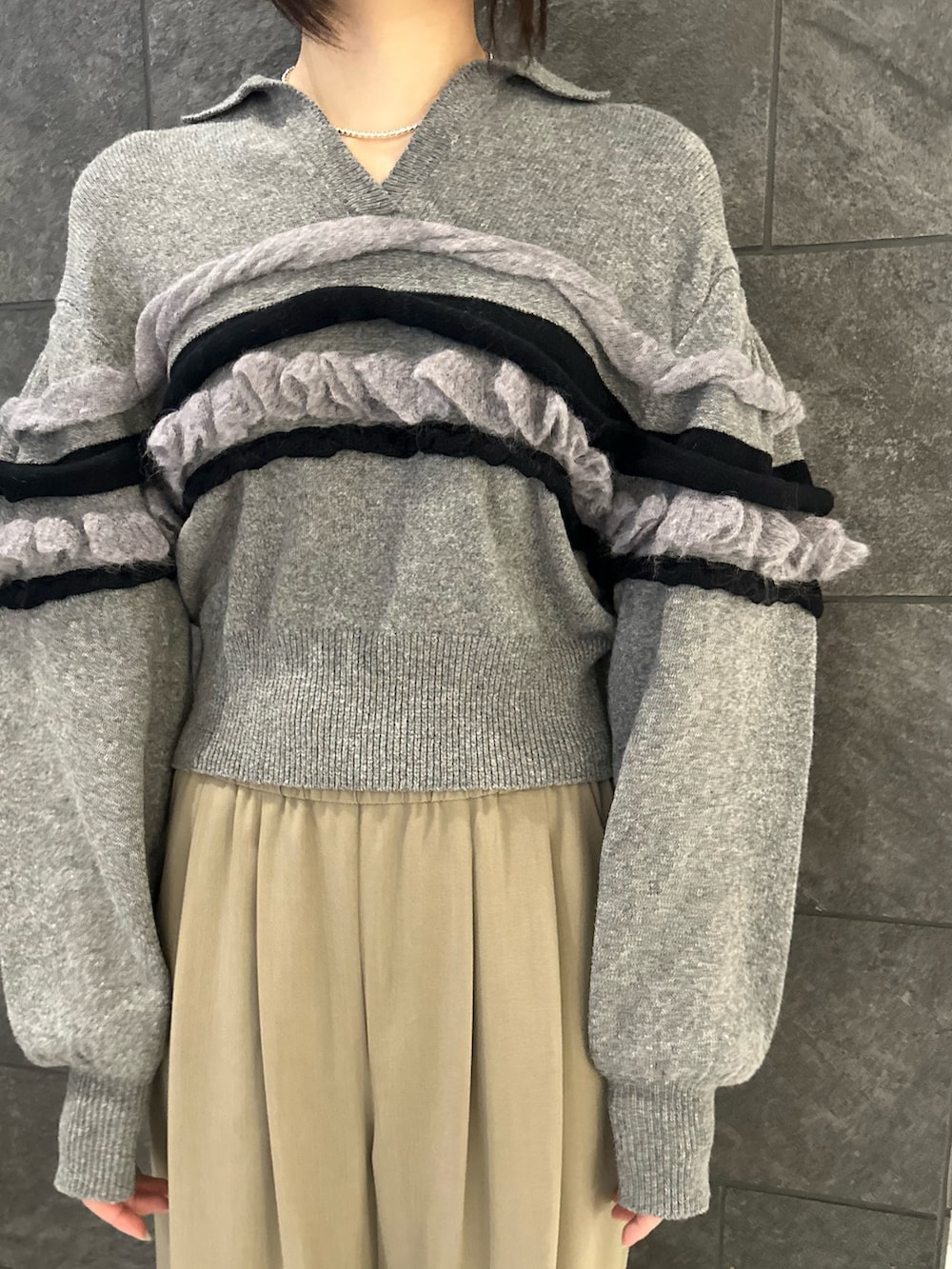 ブラウン系のショルダーバッグ、ベージュ系のその他パンツ、グレー系のニット/セーターを着用したレディースの秋コーディネートの4枚目の写真