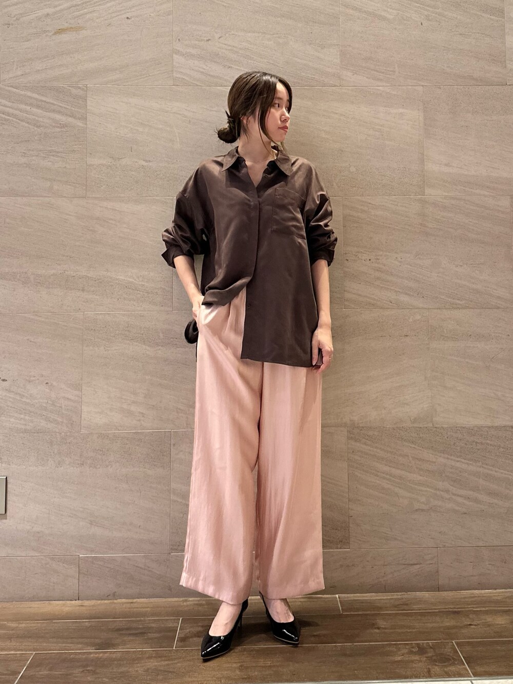 ブラウン系のシャツ/ブラウス、ピンク系のその他パンツ、ブラック系のパンプスを着用したレディースの夏コーディネートの4枚目の写真