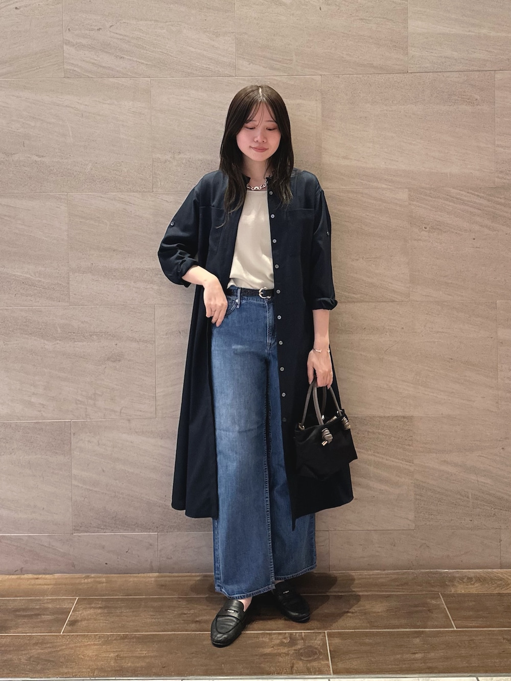 ブルー系のワンピース、ベージュ系のキャミソール、ブルー系のデニムパンツを着用したレディースの春コーディネートの2枚目の写真