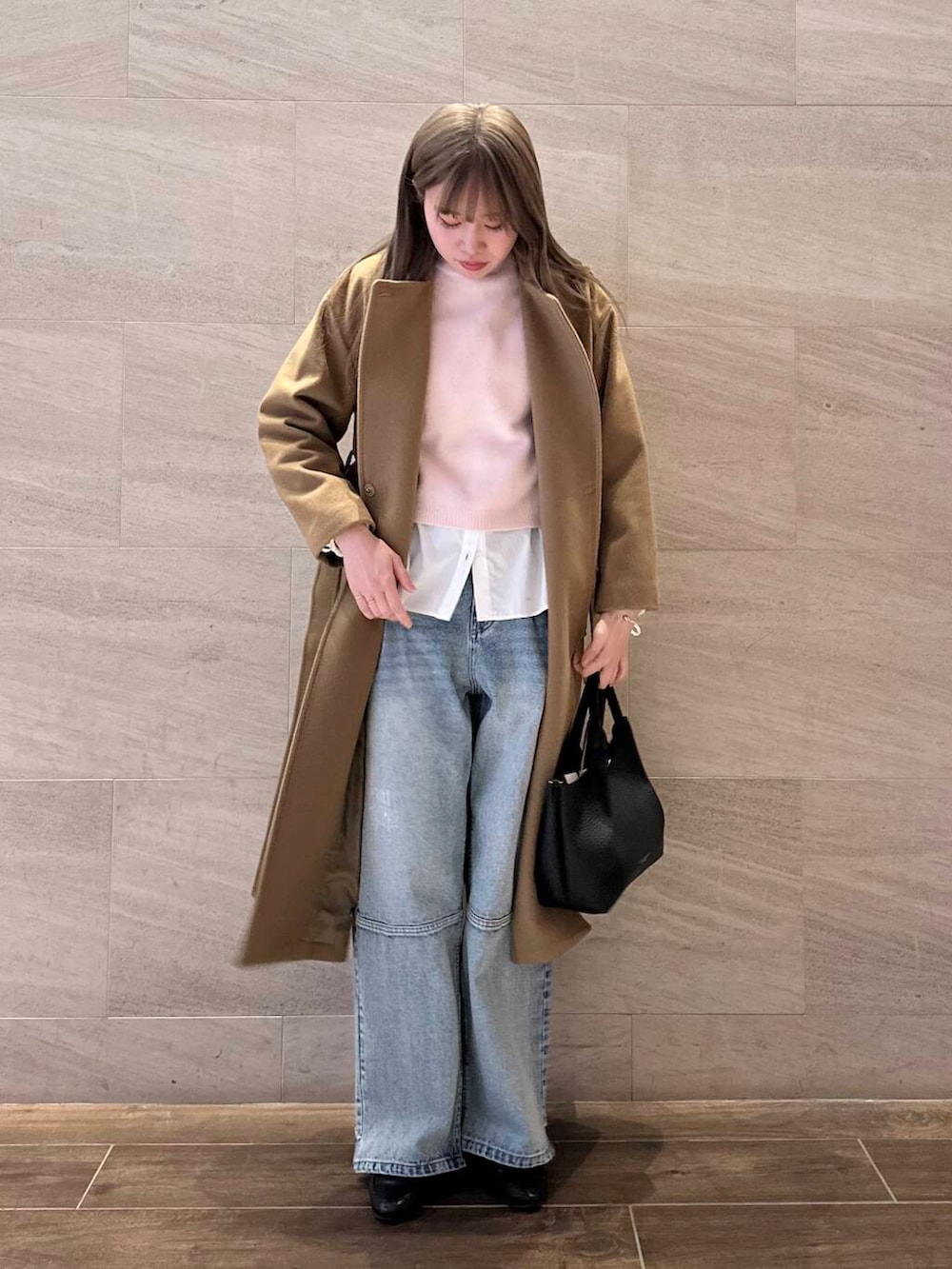 ブルー系のデニムパンツ、ホワイト系のシャツ/ブラウス、ベージュ系のその他アウターを着用したレディースの冬コーディネートの4枚目の写真