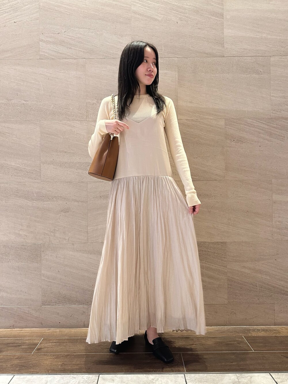 ホワイト系のニット/セーター、ブラウン系のショルダーバッグ、ブラック系のその他シューズを着用したレディースの秋コーディネートの4枚目の写真