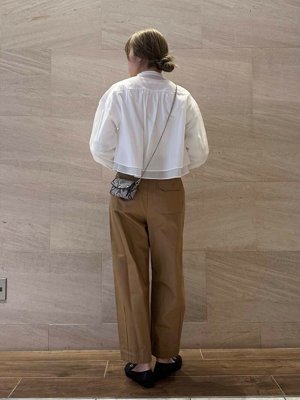 その他のショルダーバッグ、イエロー系のその他パンツ、ホワイト系のシャツ/ブラウスを着用したレディースの冬コーディネートの5枚目の写真