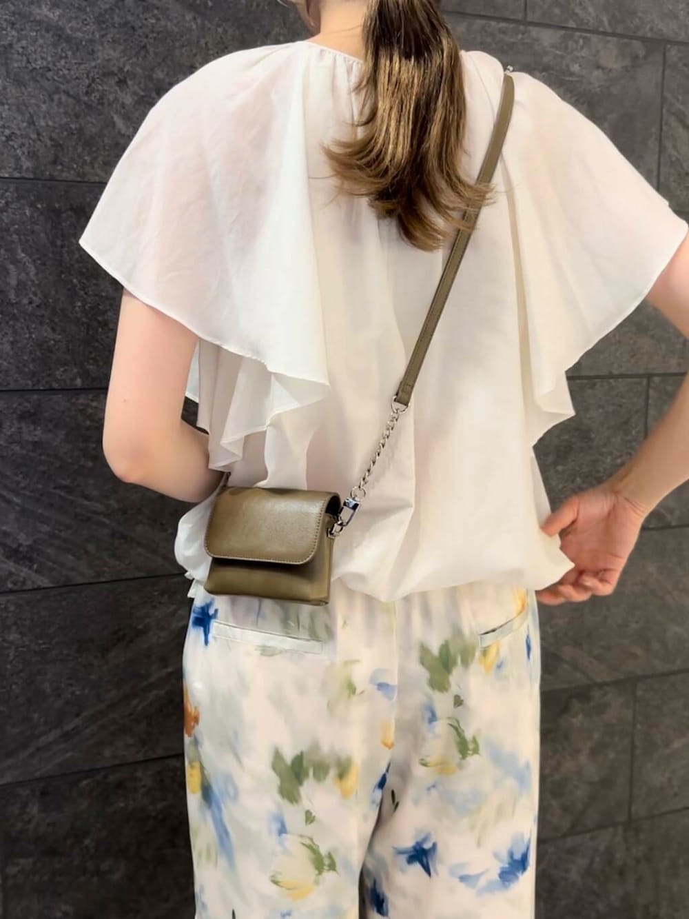 ホワイト系のシャツ/ブラウス、その他のその他パンツ、グリーン系のショルダーバッグを着用したレディースの夏コーディネートの5枚目の写真