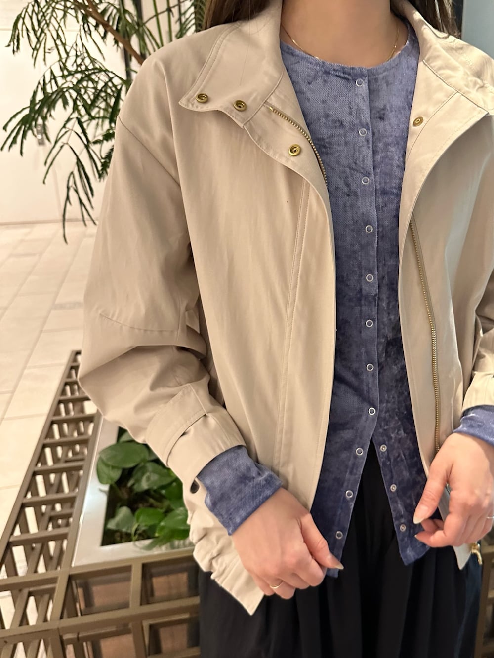 ベージュ系のその他アウター、ブルー系のその他トップス、ブルー系のその他パンツを着用したレディースの春コーディネートの5枚目の写真