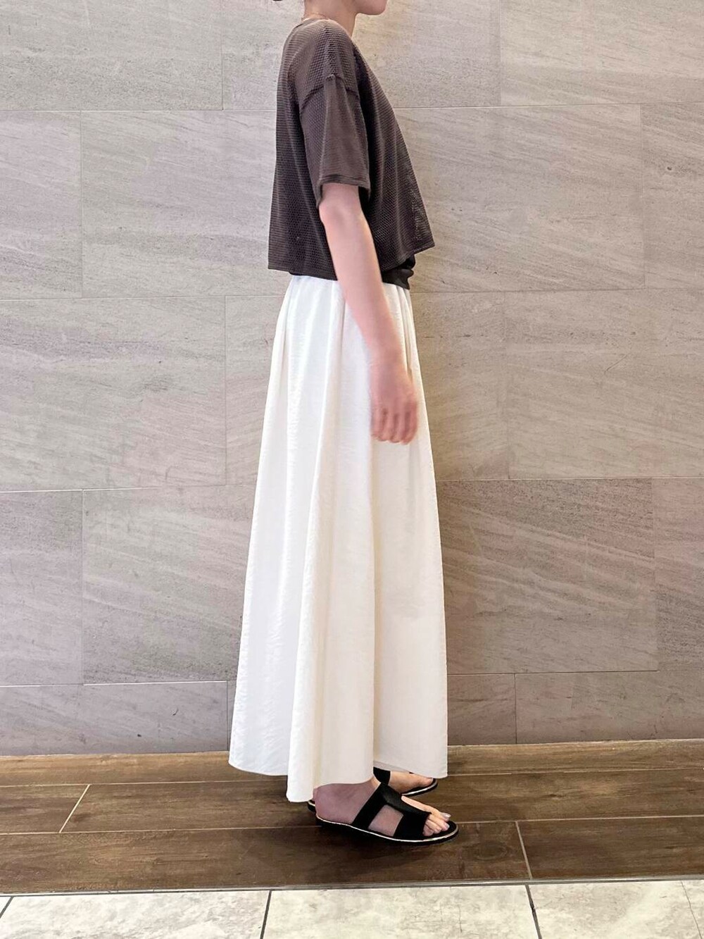 イエロー系のハンドバッグ、ホワイト系のその他パンツ、ブルー系のその他パンツを着用したレディースの夏コーディネートの9枚目の写真