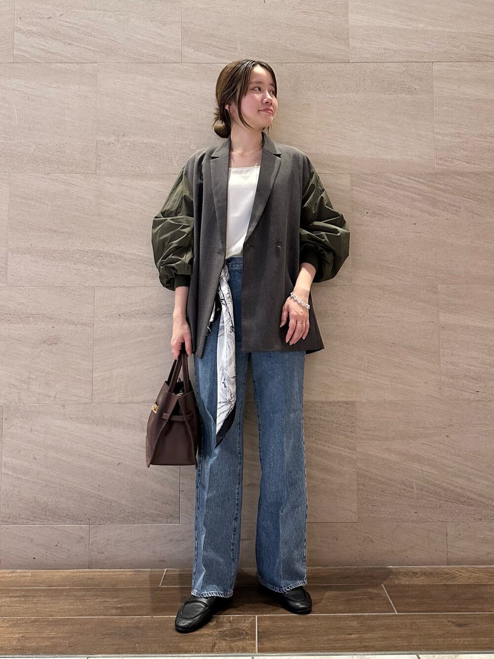 グレー系のその他アウター、ホワイト系のその他トップス、ブルー系のデニムパンツを着用したレディースの秋コーディネートの2枚目の写真