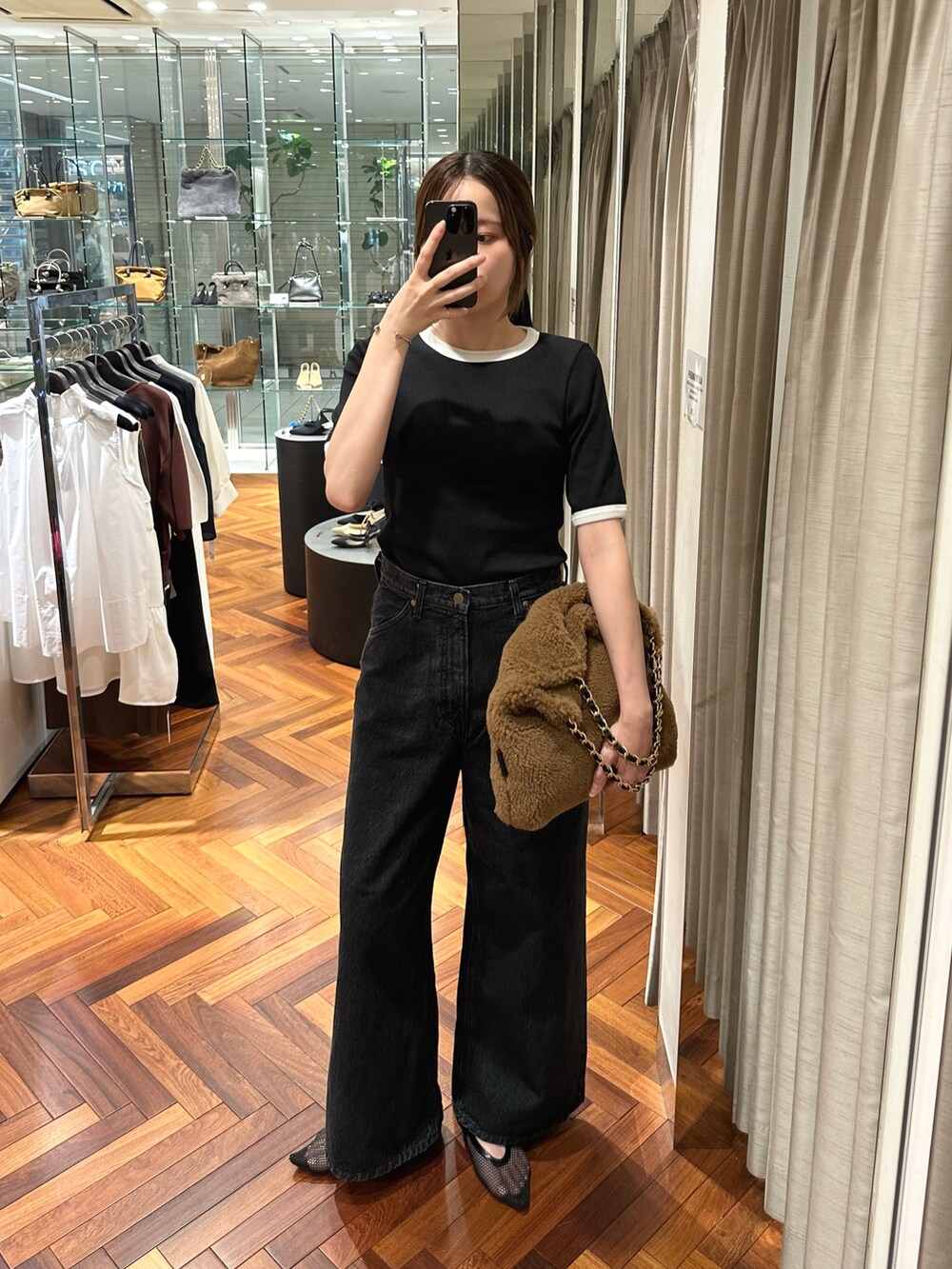 ブラック系のTシャツ/カットソー、ブラック系のデニムパンツ、ブラウン系のショルダーバッグを着用したレディースの夏コーディネートの2枚目の写真