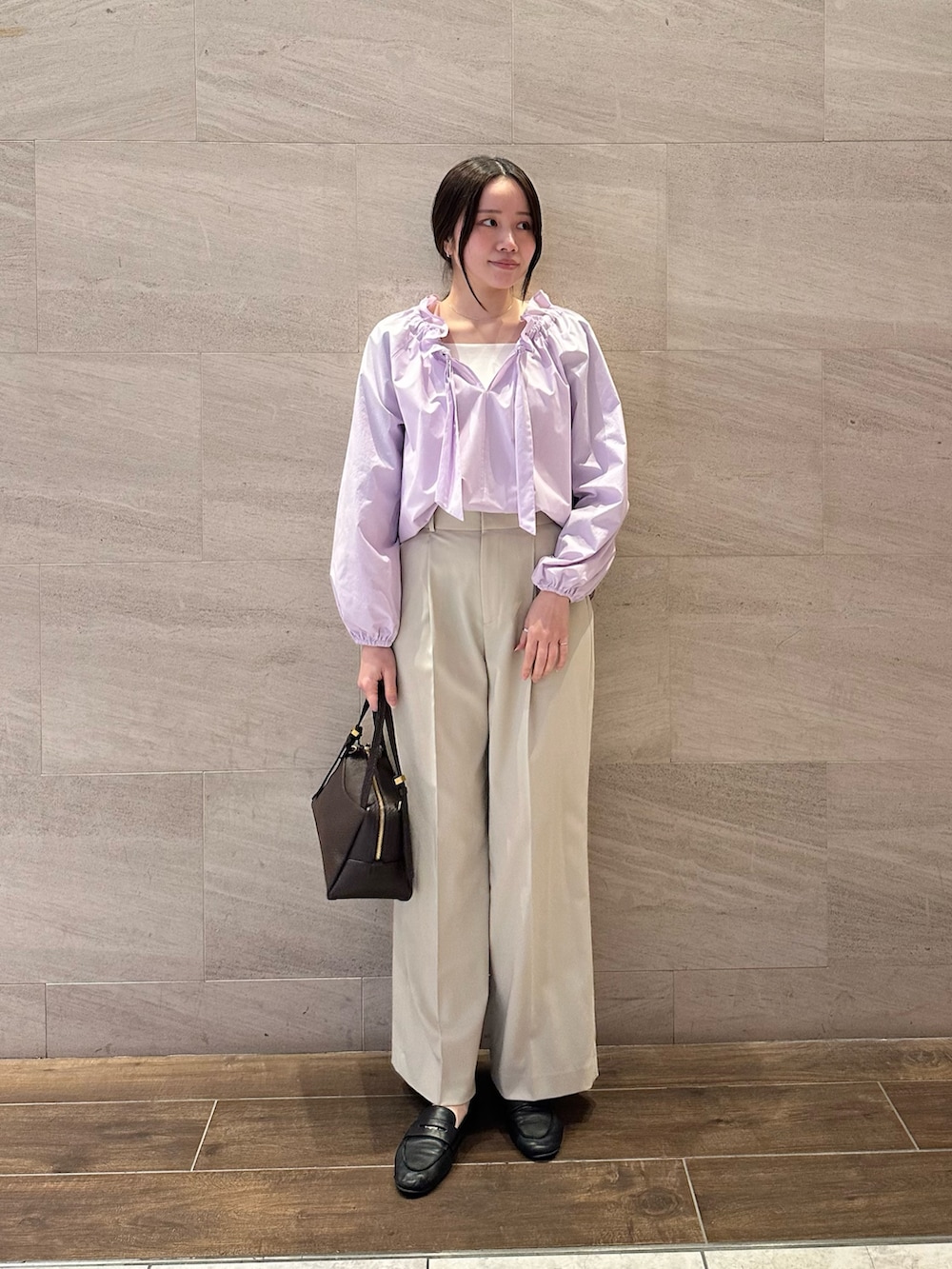 パープル系のシャツ/ブラウス、ベージュ系のその他パンツ、ホワイト系のキャミソールを着用したレディースの春コーディネートの3枚目の写真