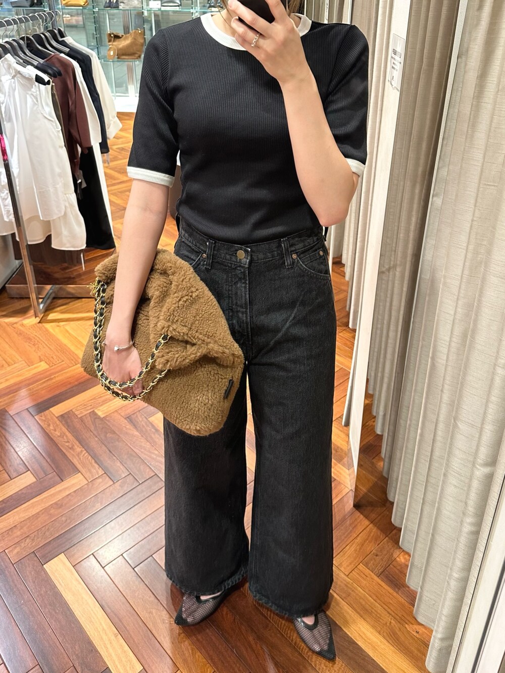 ブラック系のTシャツ/カットソー、ブラック系のデニムパンツ、ブラウン系のショルダーバッグを着用したレディースの夏コーディネートの5枚目の写真