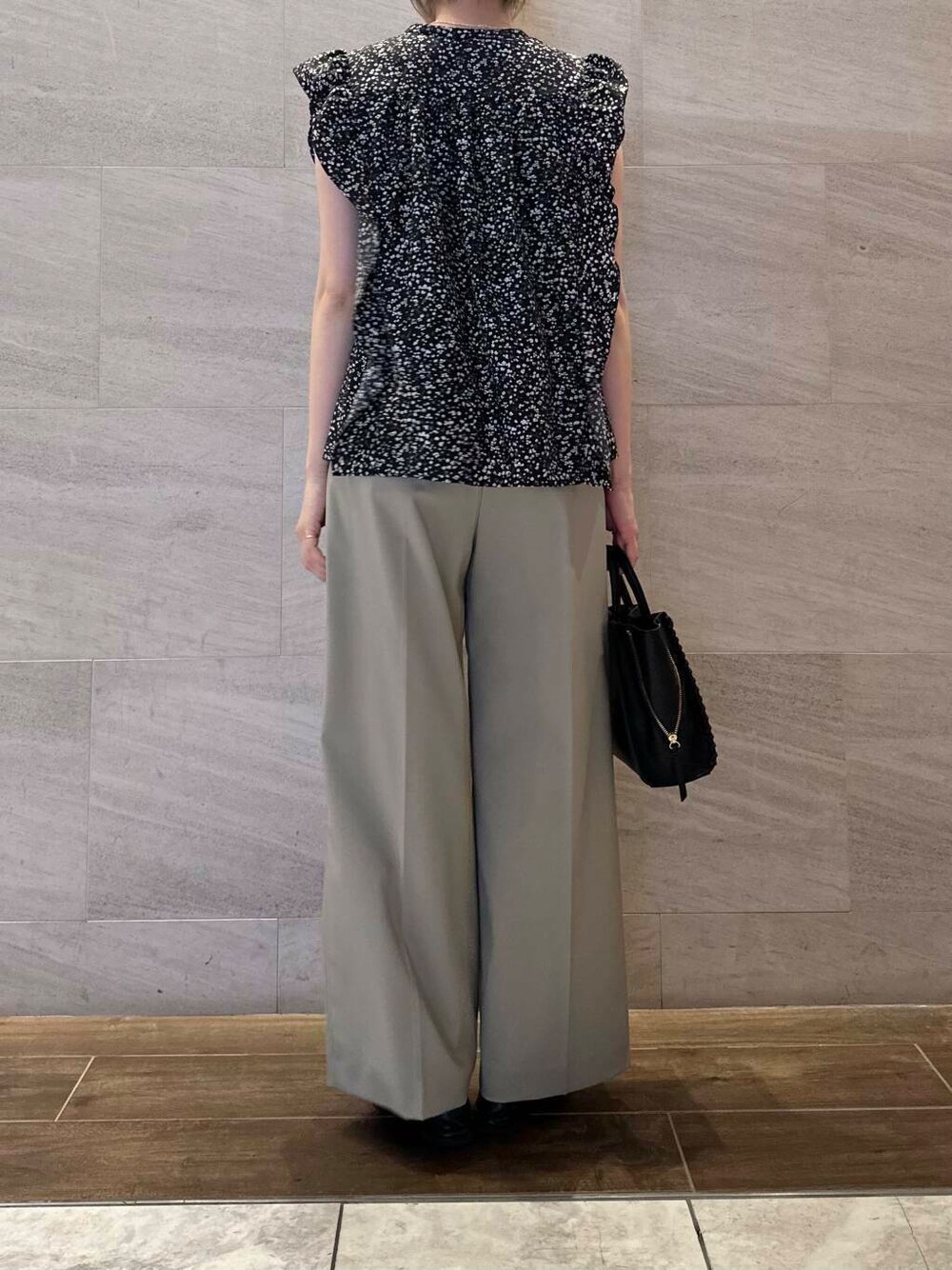 ブラウン系のその他パンツ、ブラック系のシャツ/ブラウス、ブラック系のショルダーバッグを着用したレディースの春コーディネートの5枚目の写真