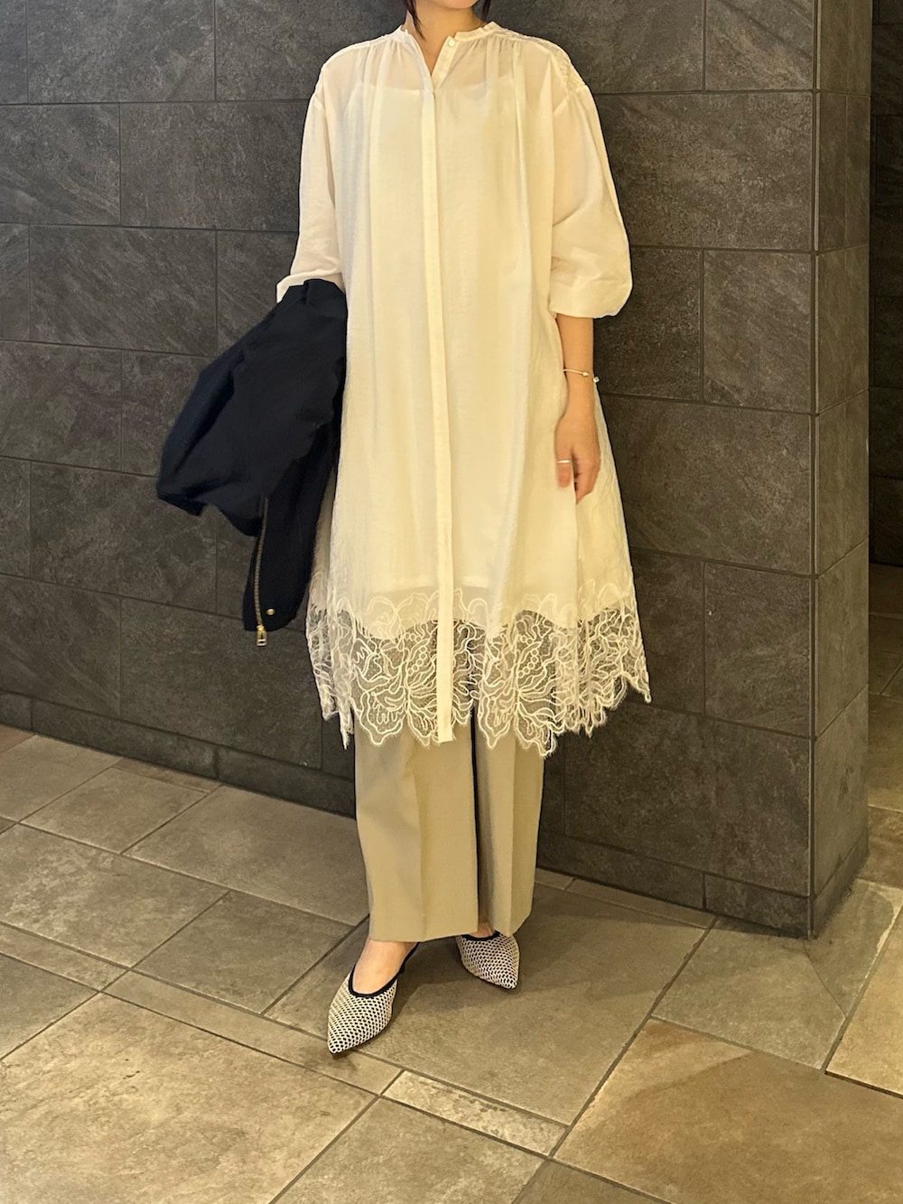 ホワイト系のワンピース、ベージュ系のその他パンツ、ブルー系のその他アウターを着用したレディースの春コーディネートの3枚目の写真