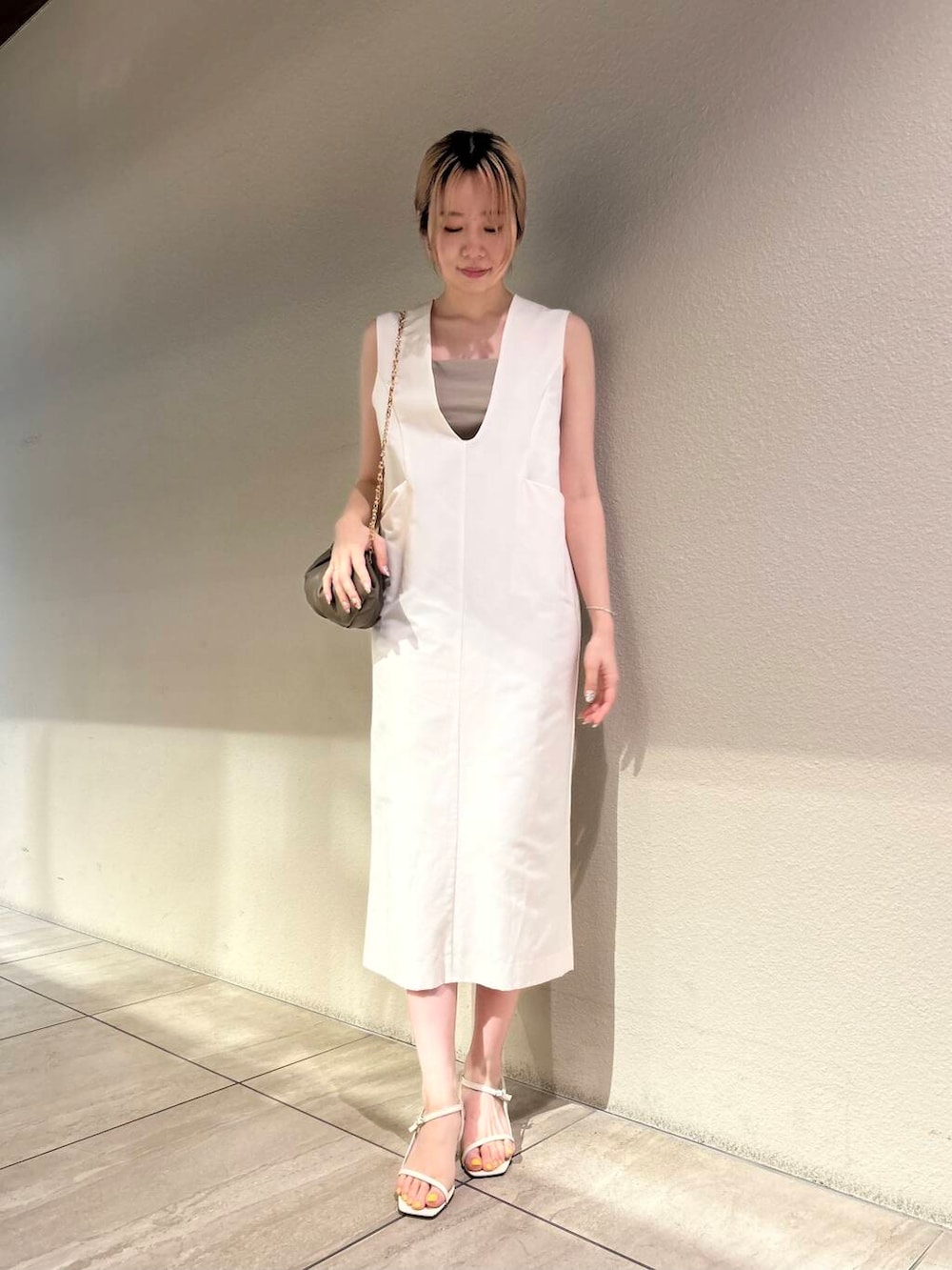 ホワイト系のサンダル、ホワイト系のワンピース、ベージュ系のキャミソールを着用したレディースの夏コーディネートの2枚目の写真