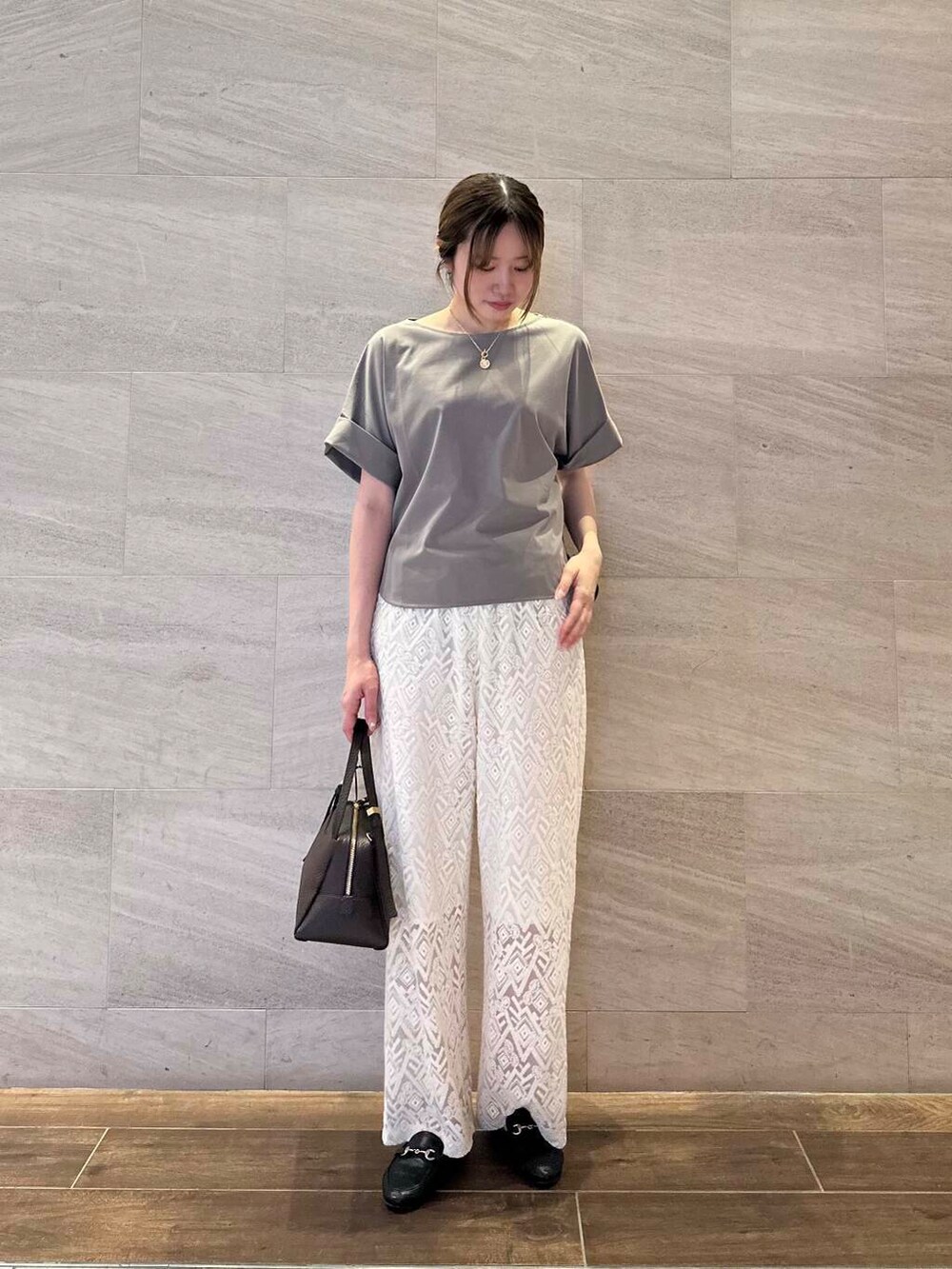 ブラウン系のTシャツ/カットソー、ホワイト系のその他パンツ、ブラウン系のショルダーバッグを着用したレディースの夏コーディネートの3枚目の写真