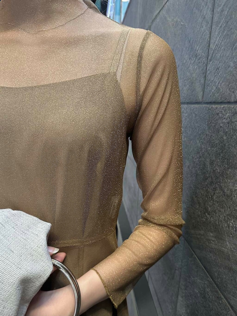 ゴールド系のワンピース、ベージュ系のハンドバッグ、ベージュ系のその他アウターを着用したレディースの夏コーディネートの6枚目の写真