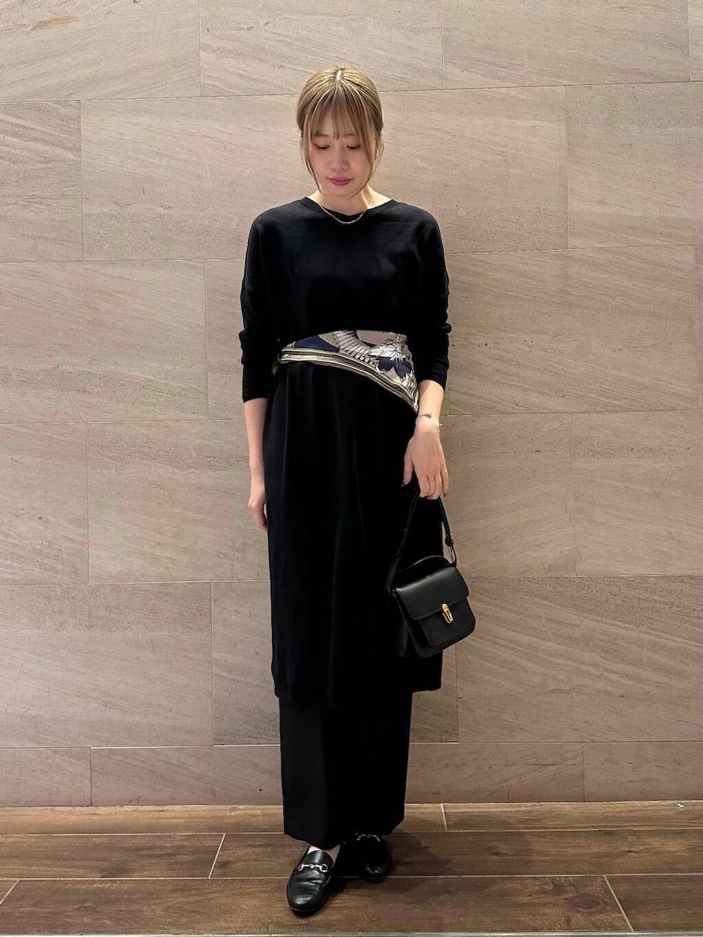 ブラック系のその他パンツ、ブルー系のワンピース、ブラック系のショルダーバッグを着用したレディースの秋コーディネートの5枚目の写真