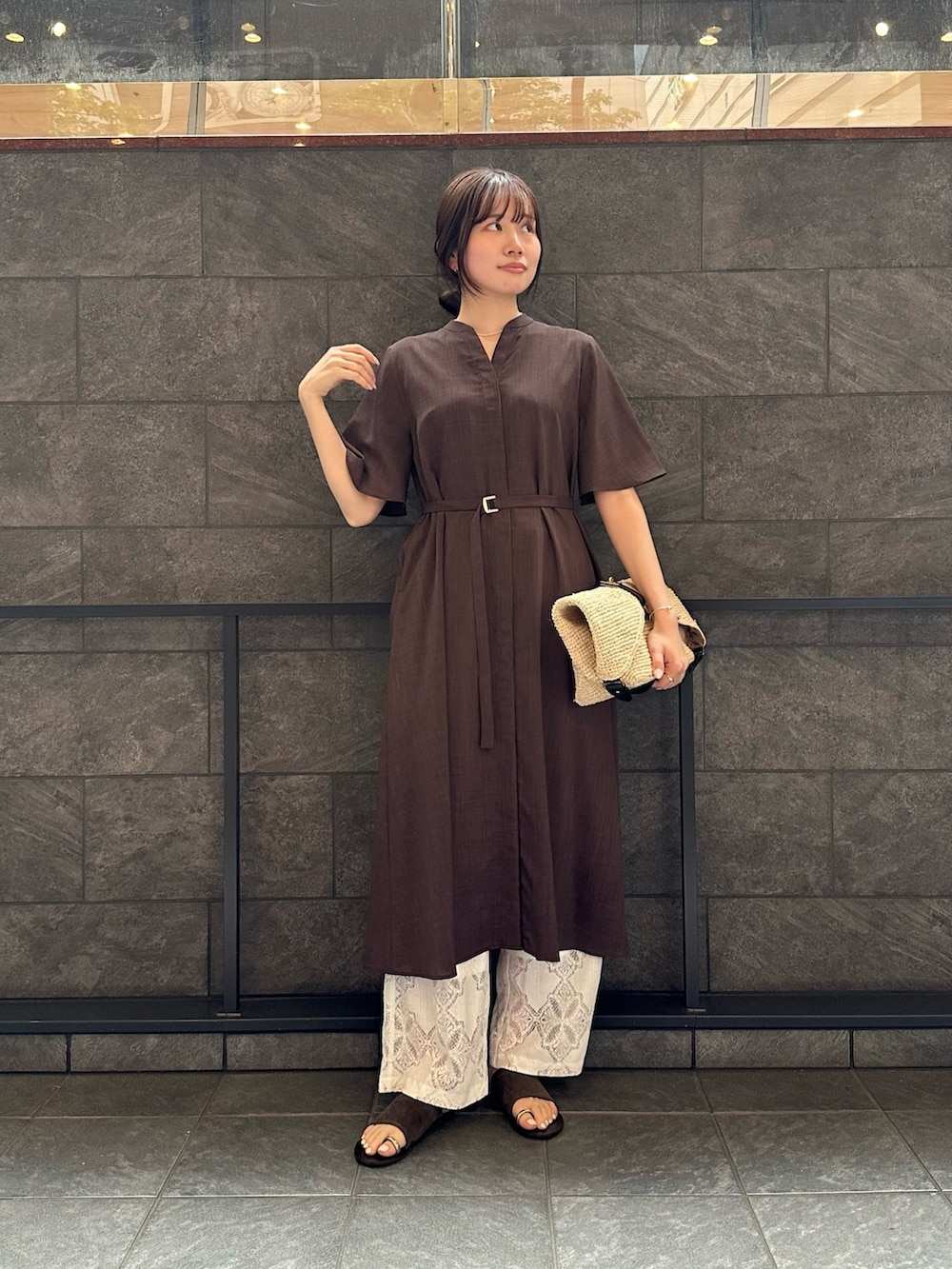 ベージュ系のかごバッグ、ホワイト系のその他パンツ、ブラウン系のワンピースを着用したレディースの夏コーディネートの2枚目の写真