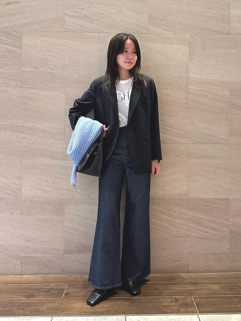 ブルー系のニット/セーター、ブルー系のその他アウター、ホワイト系のTシャツ/カットソーを着用したレディースの秋コーディネートの6枚目の写真
