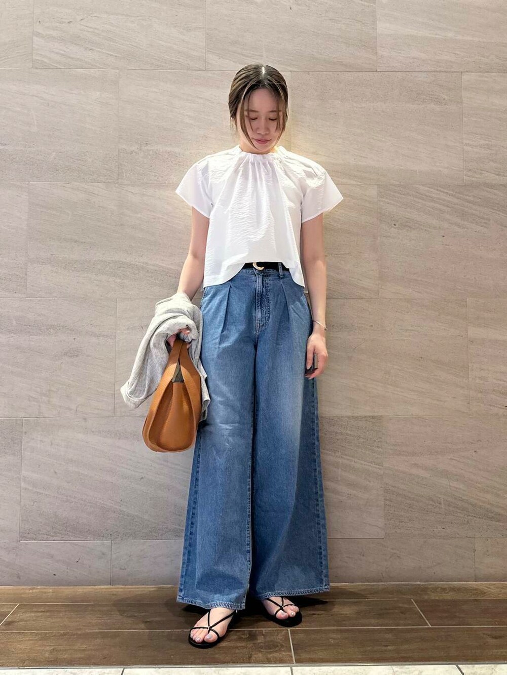 ブルー系のデニムパンツ、ホワイト系のシャツ/ブラウス、ホワイト系のその他アウターを着用したレディースの春コーディネートの3枚目の写真